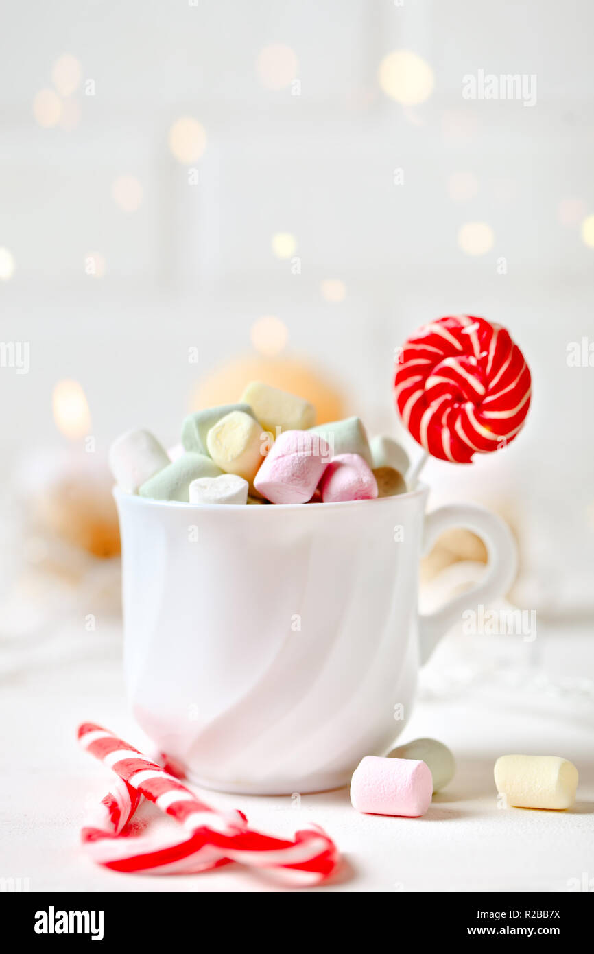 Joyeux Noël et bonne année. Tasse de cacao et des guimauves sur un fond clair. Focus sélectif. Noël arrière-plan. Banque D'Images