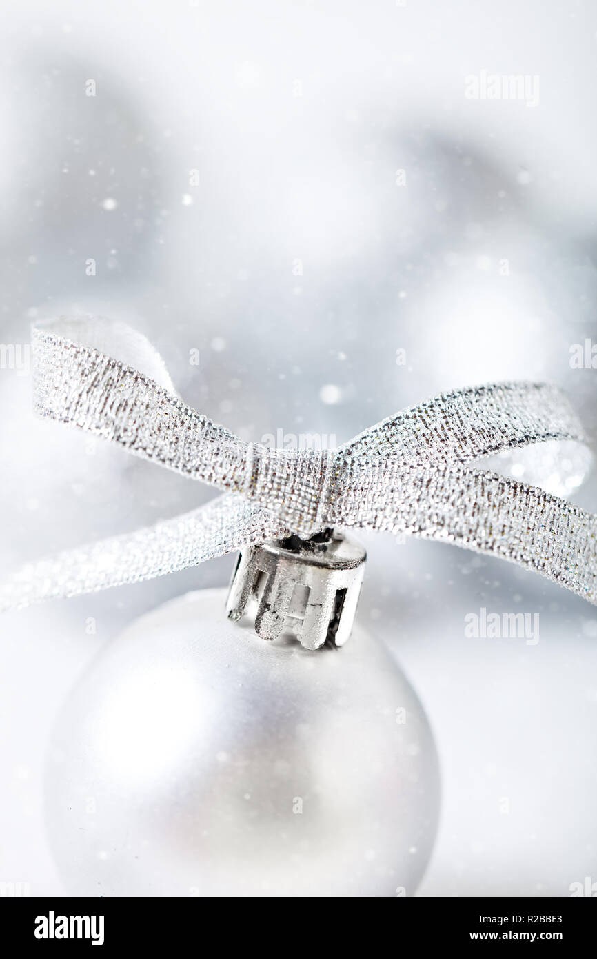 Joyeux Noël et bonne année. Les jouets de Noël d'argent sur un fond clair. Focus sélectif. Noël arrière-plan. Arrière-plan avec copie espace. Banque D'Images