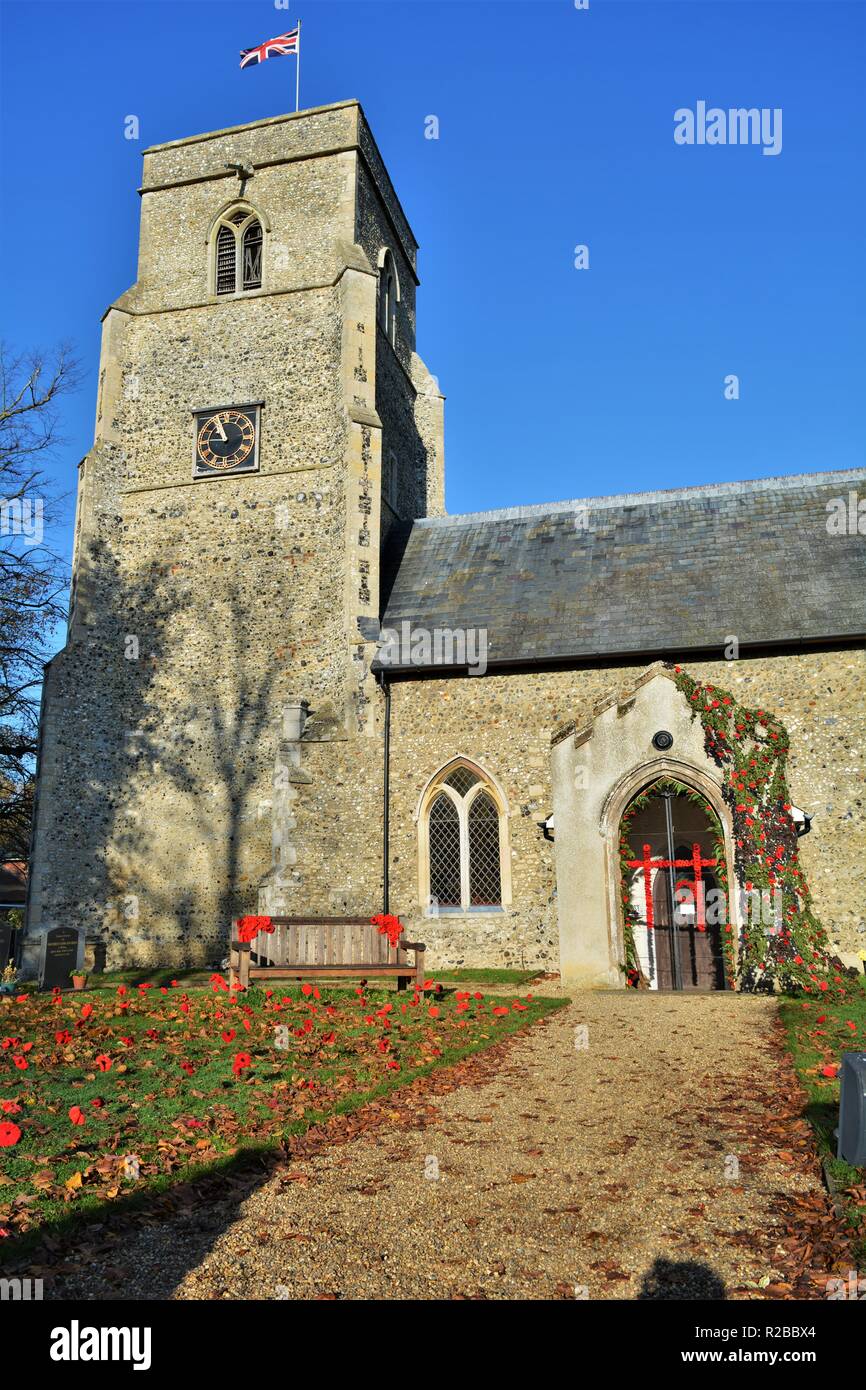 Barnham Suffolk country village en novembre sur le 100 anniversaire de la fin de la première guerre mondiale église décorée de coquelicots fait main Banque D'Images