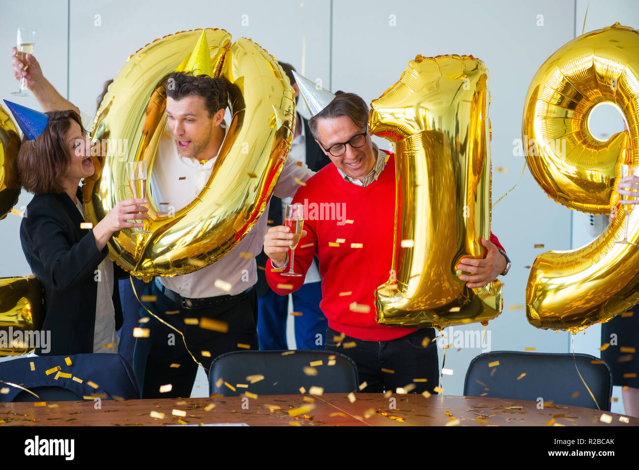 Les gens d'affaires de célébrer le Nouvel An 2019 au party de bureau Banque D'Images