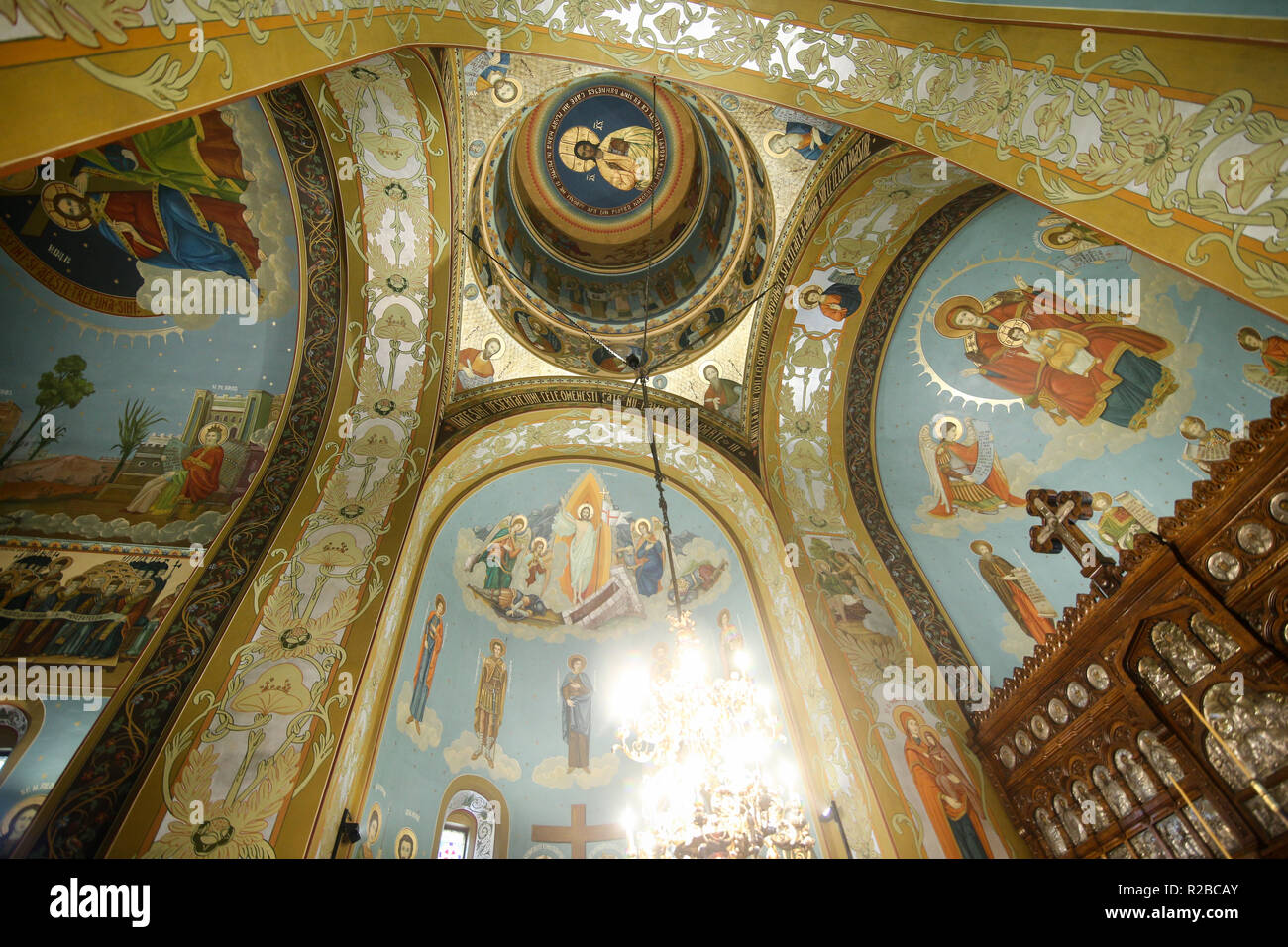 Bucarest, Roumanie - 27 octobre 2018 : Des peintures religieuses sur les murs d'une église chrétienne orthodoxe, à Bucarest Banque D'Images