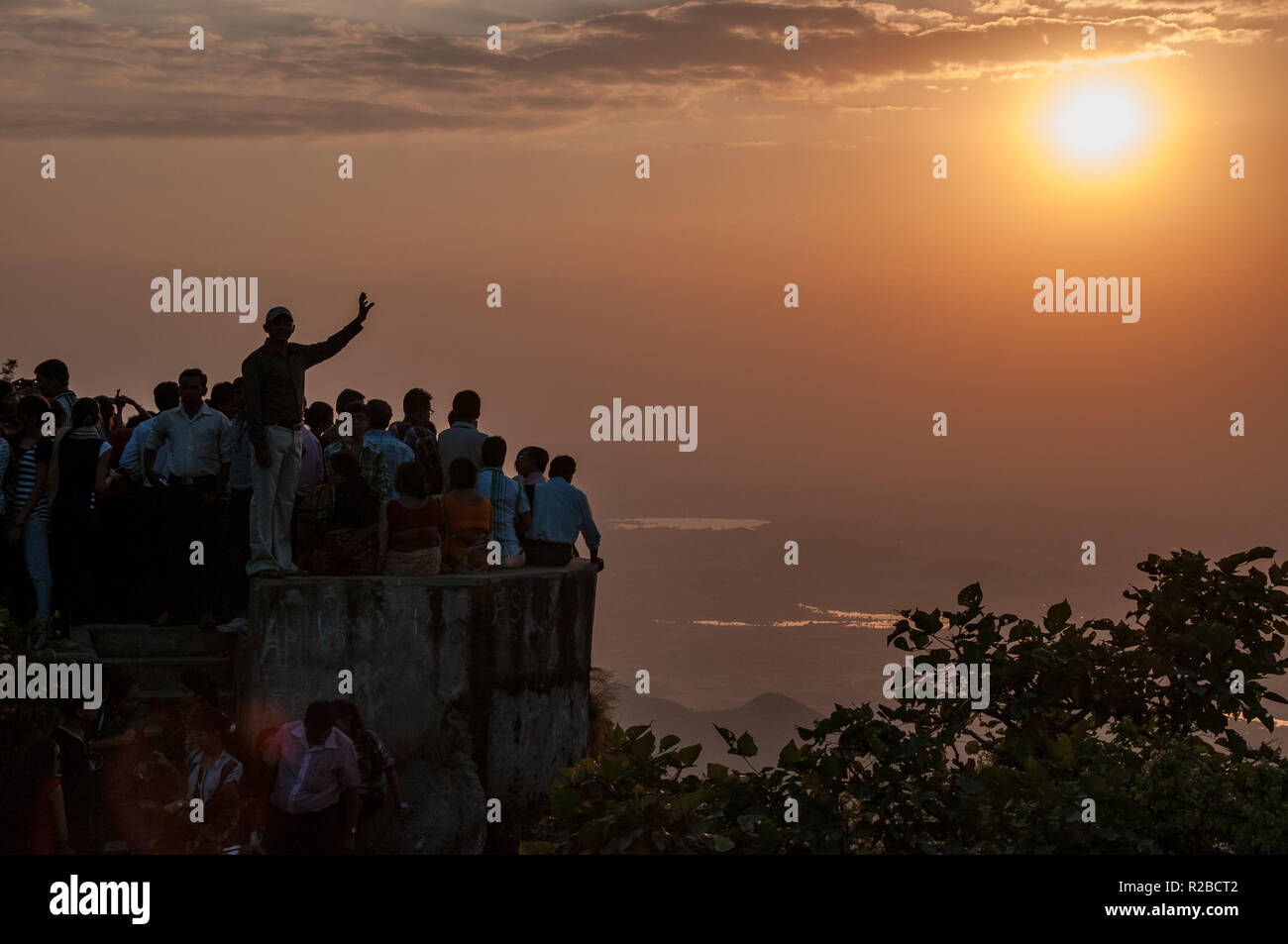 Et bouddhiste Jainist adorateurs salue le soleil au coucher du soleil du haut du mont Abu dans le Rajasthan Banque D'Images