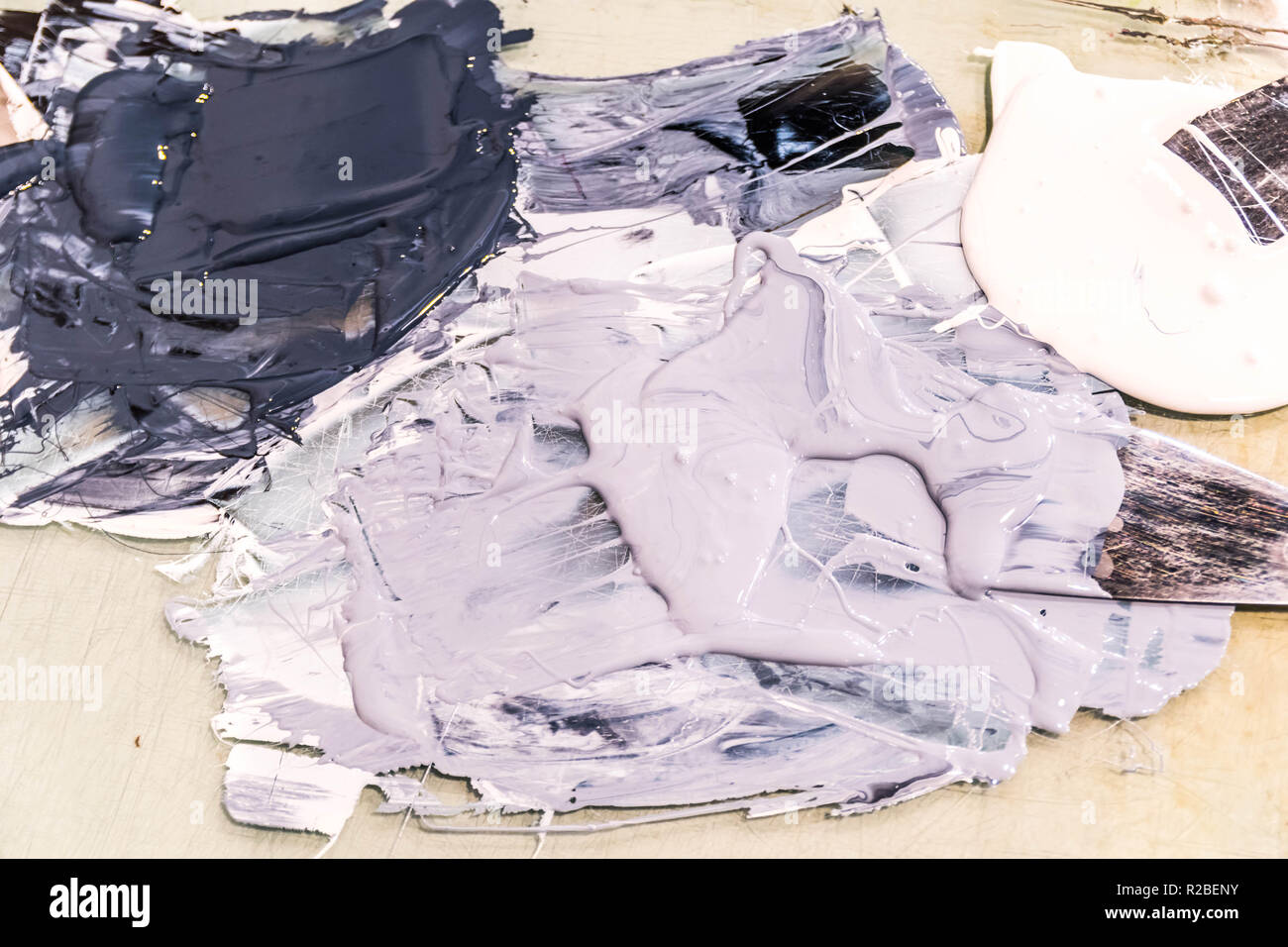 Blanc et gris sur la table de couleurs. Banque D'Images