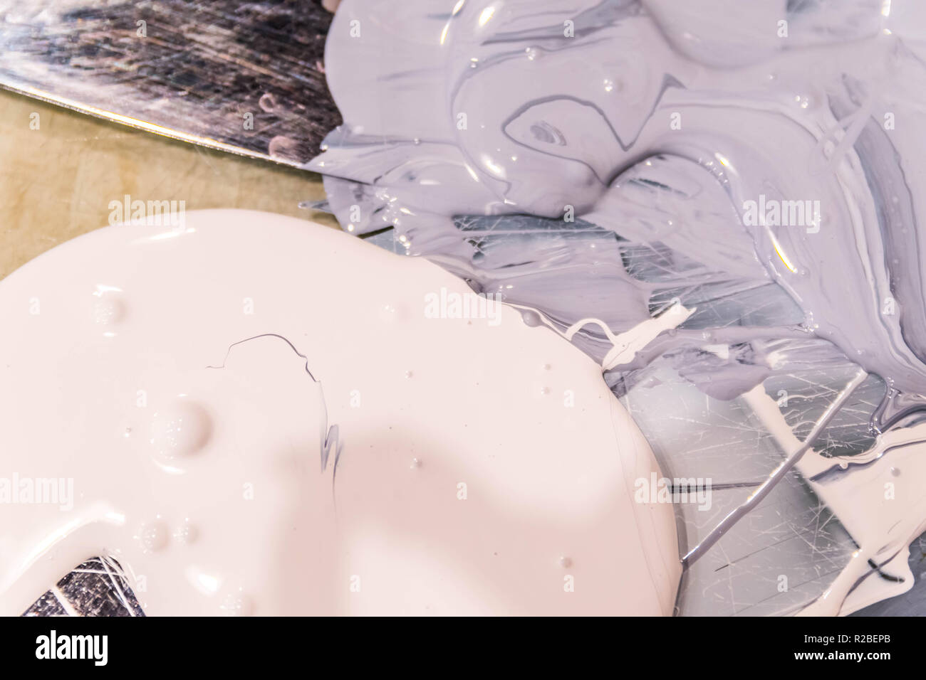 Blanc et gris sur la table de couleurs. Banque D'Images