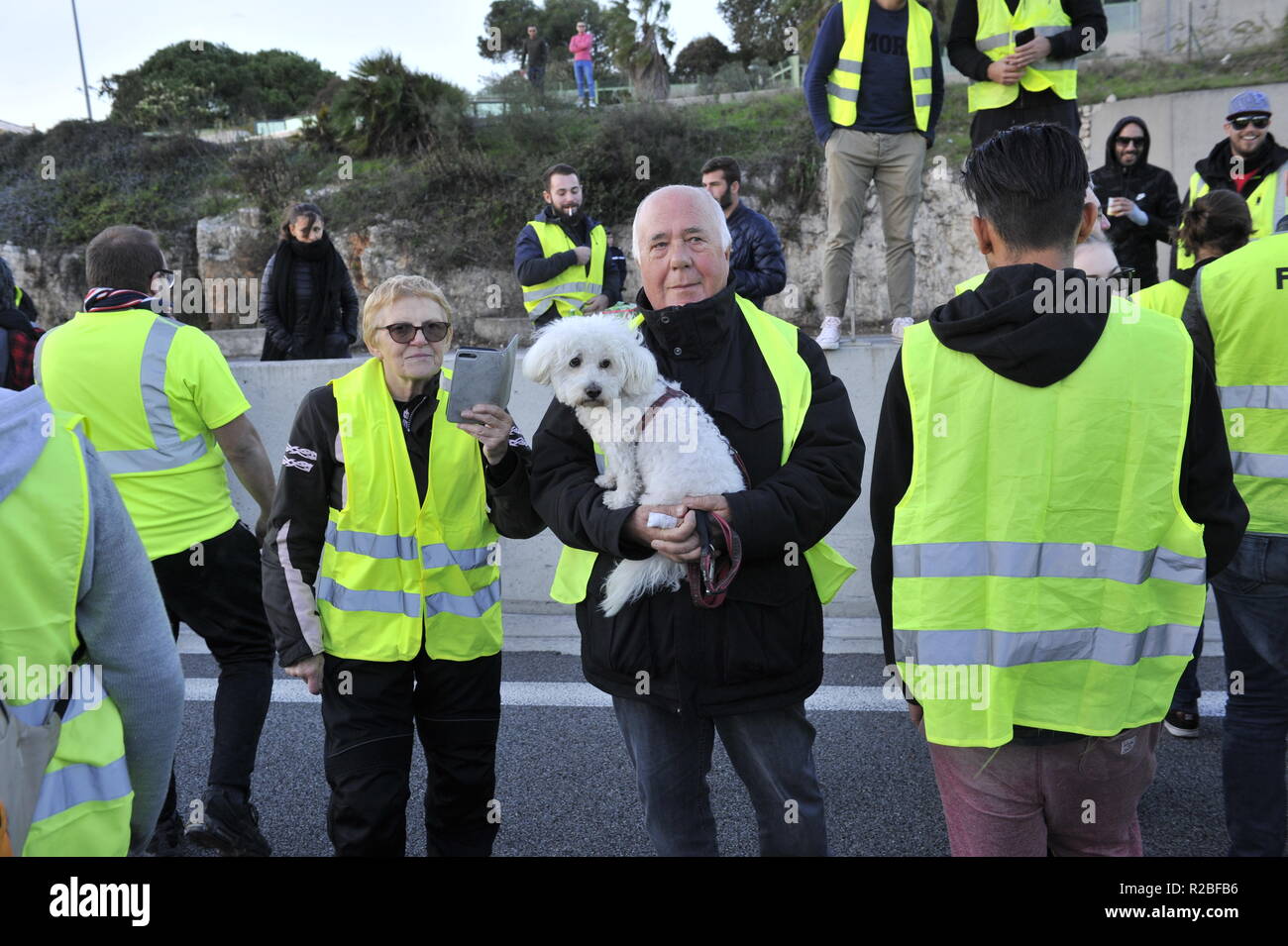 Jaune des manifestants à Antibes Banque D'Images