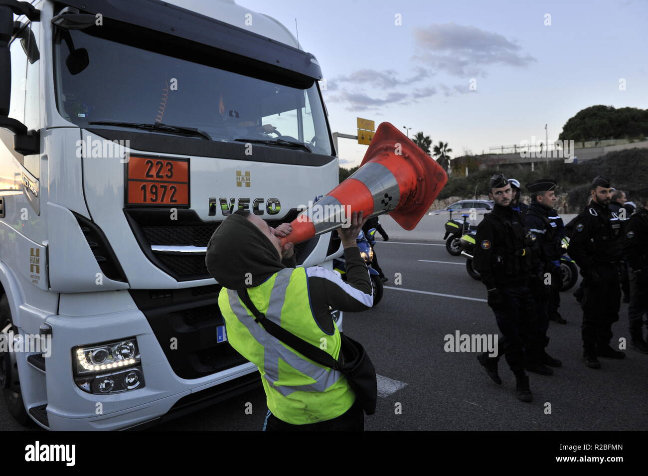 Jaune des manifestants à Antibes Banque D'Images