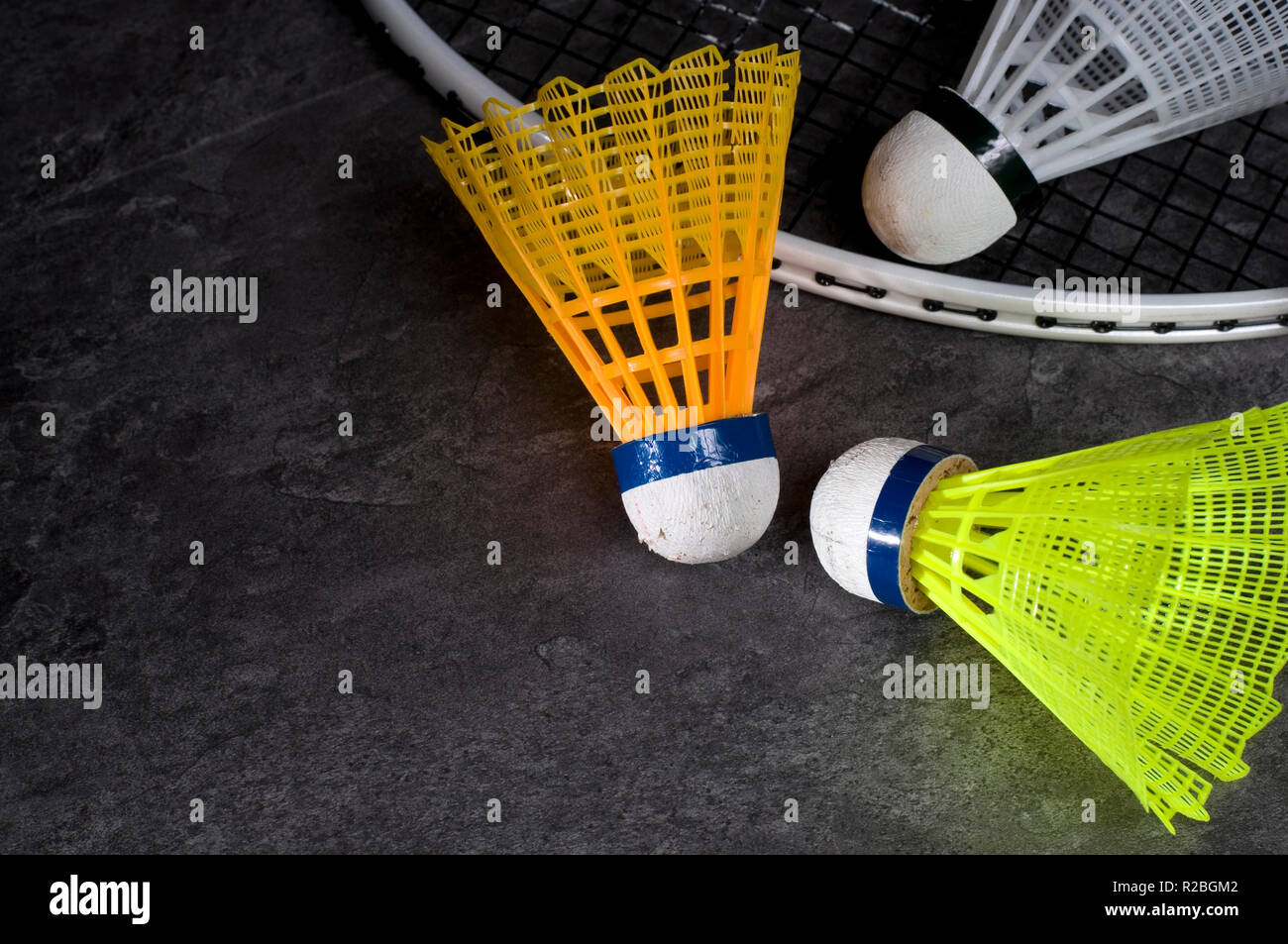 Volants de badminton colorés sur un comptoir en granit Banque D'Images