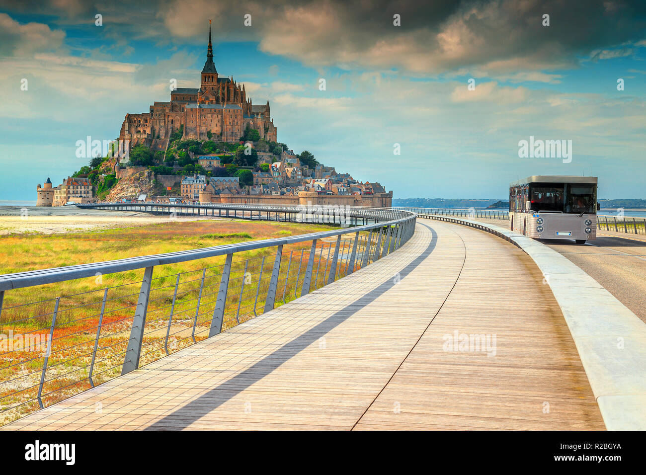 Lieu touristique célèbre, l'architecture fantastique, belle Mont Saint Michel cathédrale avec pont moderne et touristique bus, Normandie, France, Europe Banque D'Images