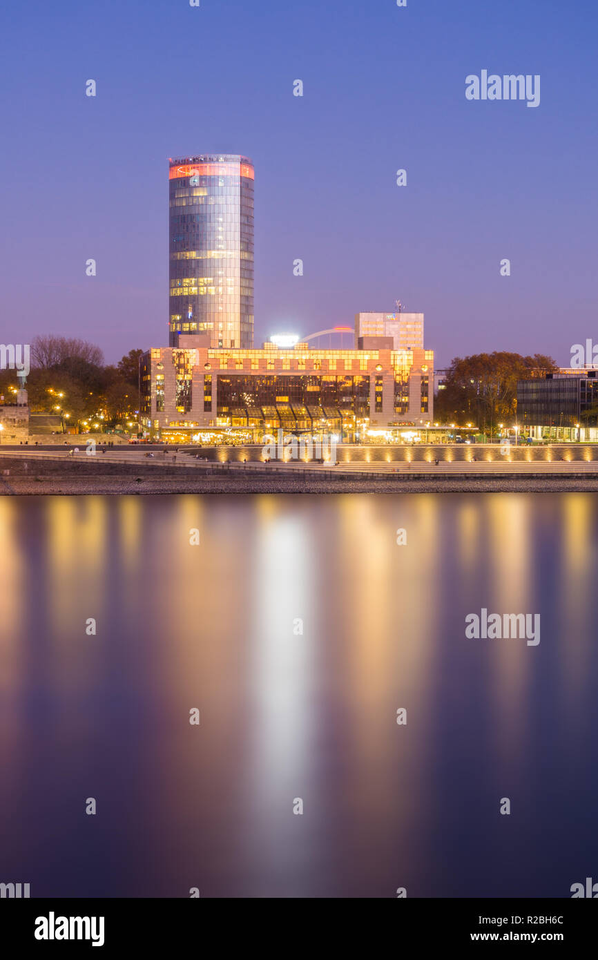 Vue de la gratte-ciel lumineux Triangle de Cologne, le Hyatt Regency et le Rhin dans la nuit en Allemagne Cologne 2018. Banque D'Images