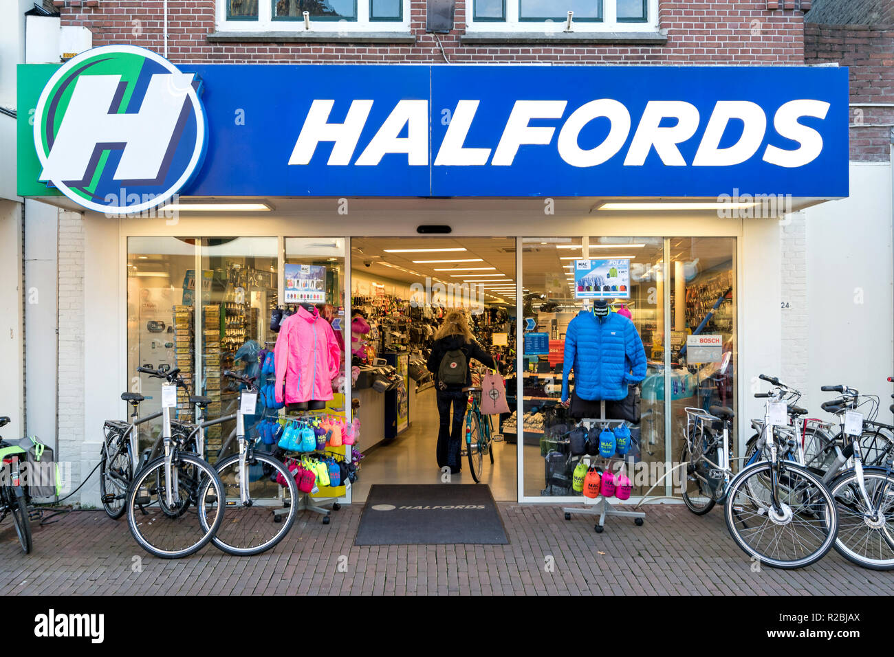 Magasin Halfords à Sneek, Pays-Bas. Halfords Nederland B.V. possède et exploite une chaîne de vélo et magasins de pièces automobiles en Belgique et aux Pays-Bas. Banque D'Images
