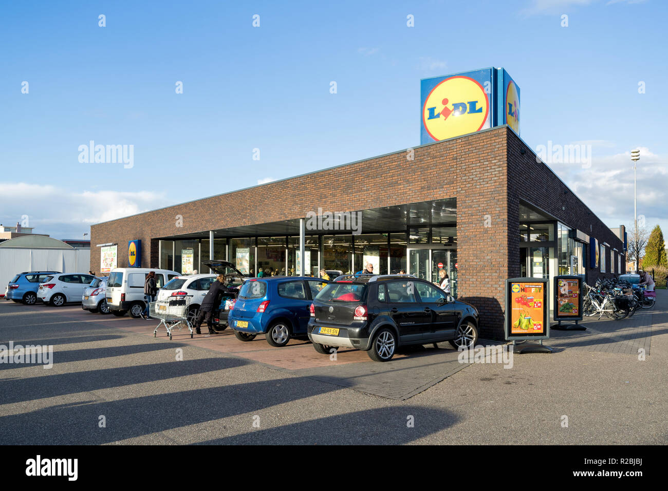 La direction de Lidl Sneek, Pays-Bas. Lidl est la plus grande chaîne de  supermarchés discount en Europe Photo Stock - Alamy