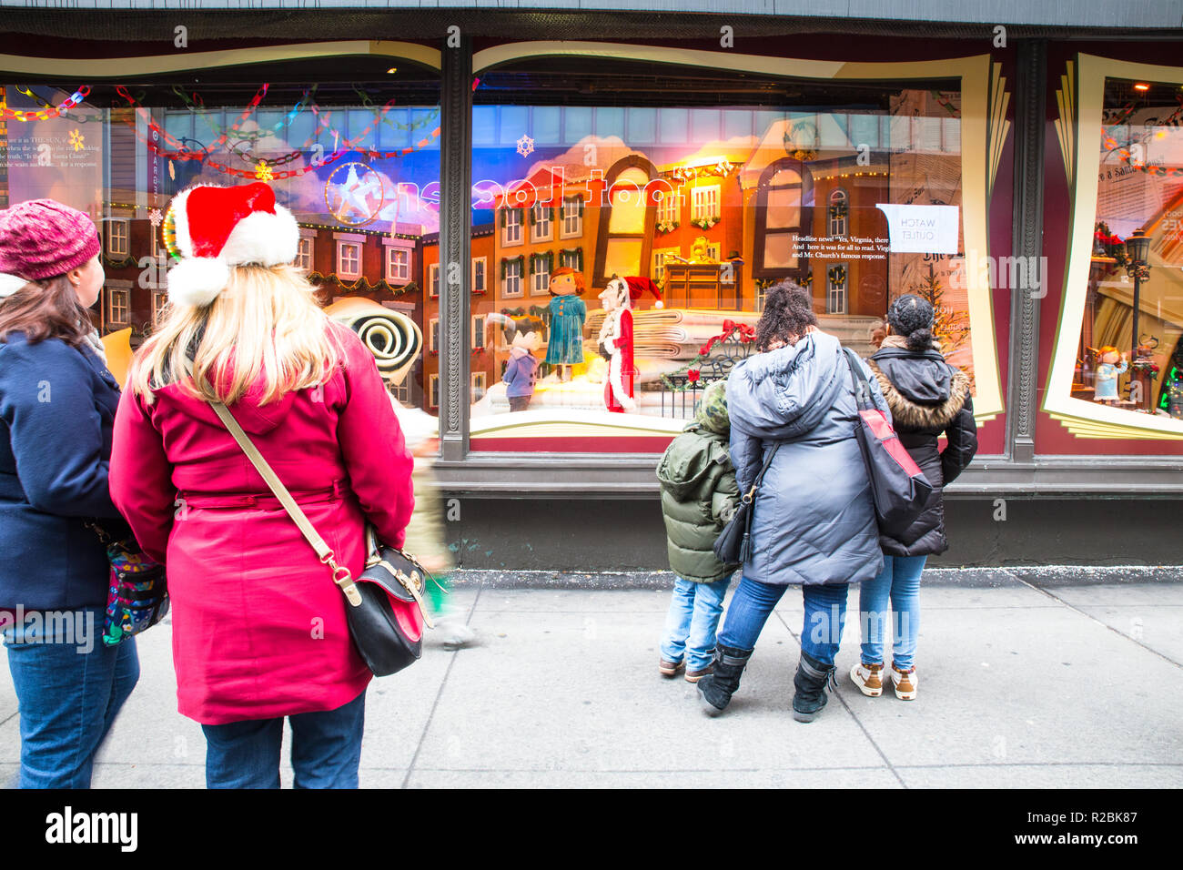 NEW YORK CITY - 17 décembre 2017 : scène de rue de Macy's Department Store à Herald Square à Manhattan, avec maison de vitrines et les gens. Banque D'Images