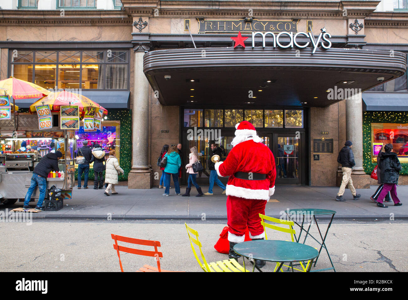 NEW YORK CITY - 17 décembre 2017 : scène de rue de Macy's Department Store à Herald Square à Manhattan, avec maison de vitrines et les gens. Banque D'Images