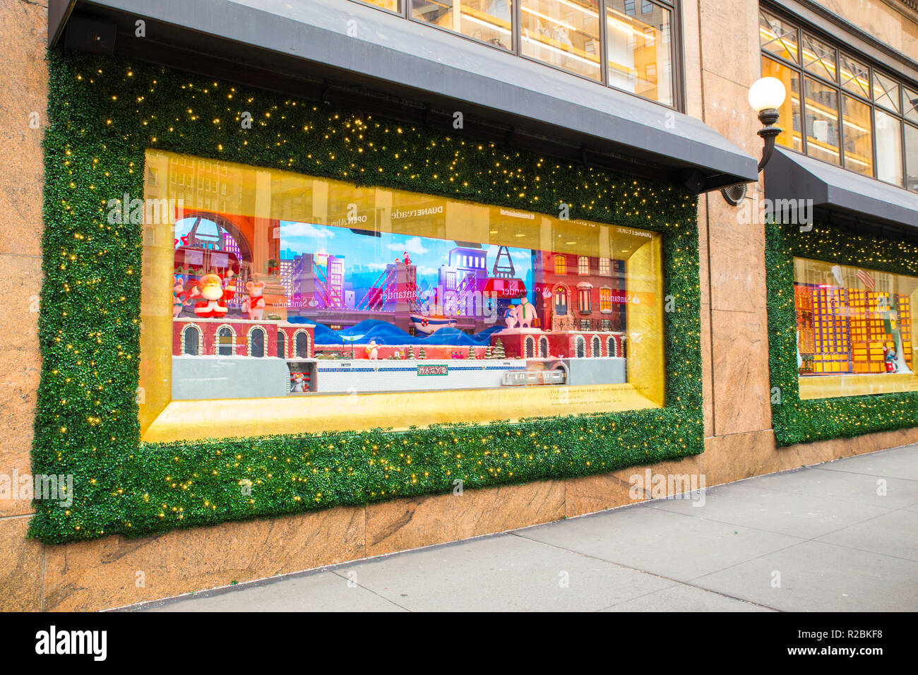 NEW YORK CITY - 17 décembre 2017 : Avis de Macy's Department Store à Herald Square à Manhattan, avec maison de vacances fenêtre affiche Banque D'Images