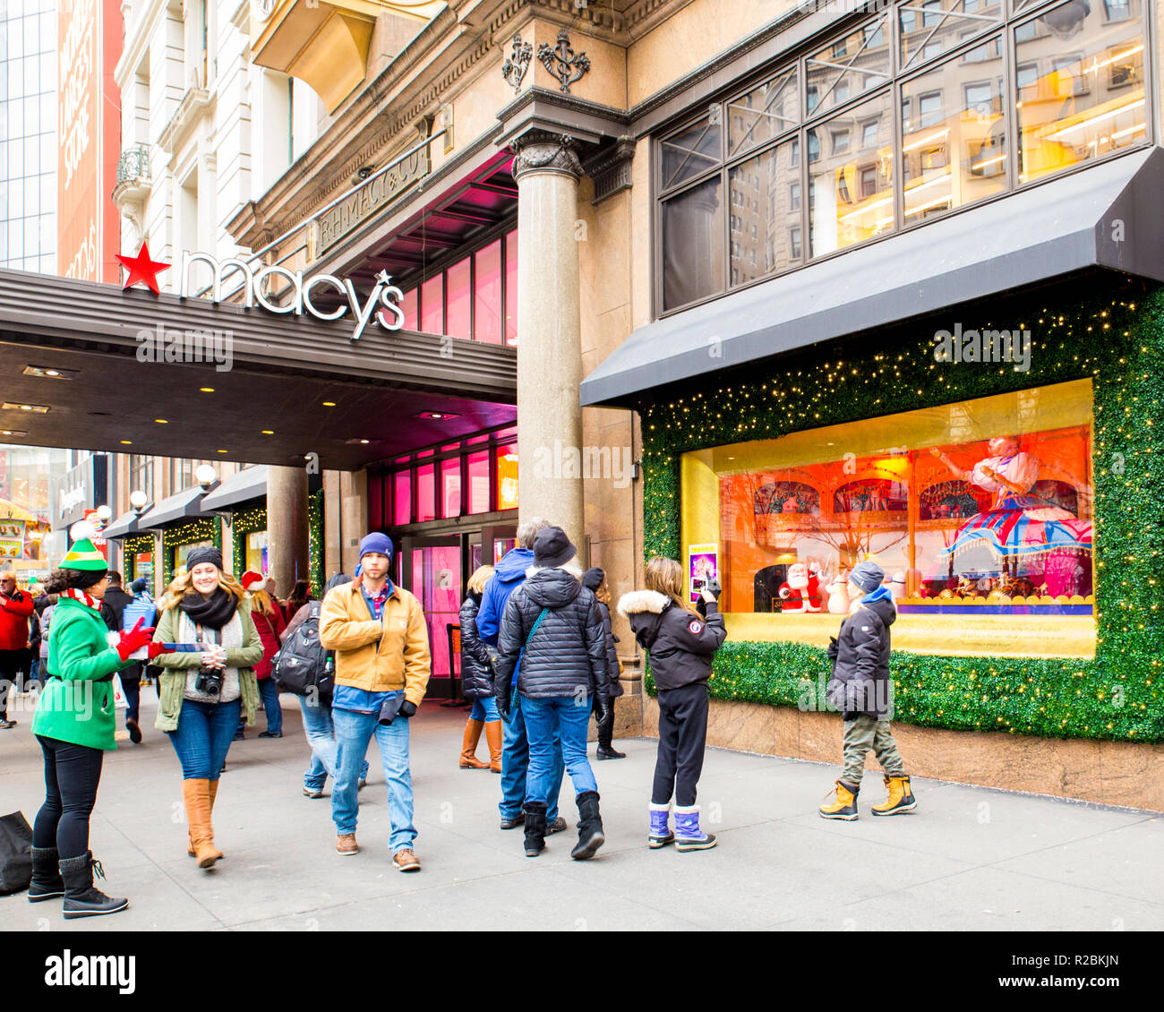 NEW YORK CITY - 17 décembre 2017 : scène de rue de Macy's Department Store à Herald Square à Manhattan, avec maison de vitrines et les gens. Banque D'Images