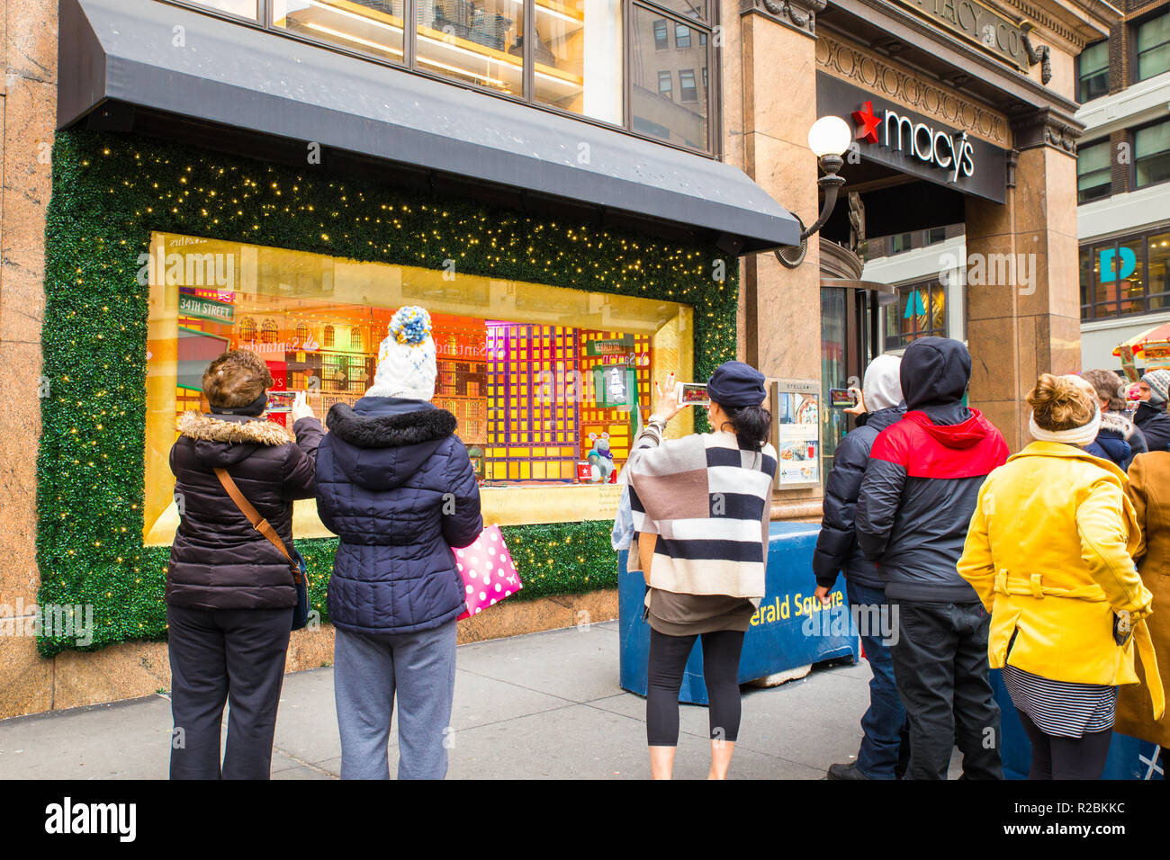 NEW YORK CITY - 17 décembre 2017 : scène de rue de Macy's Department Store à Herald Square à Manhattan, avec maison de vitrines et les gens. Banque D'Images