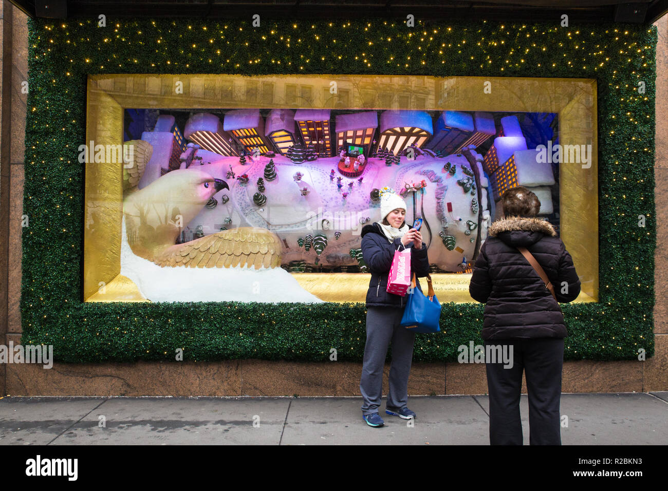 NEW YORK CITY - 17 décembre 2017 : scène de rue de Macy's Department Store à Herald Square à Manhattan, avec maison de vitrines et les gens. Banque D'Images