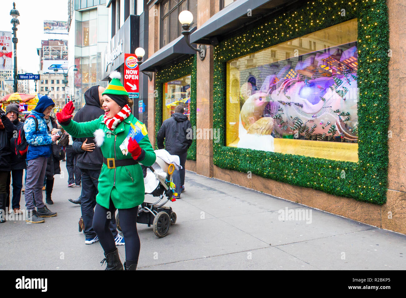 NEW YORK CITY - 17 décembre 2017 : scène de rue de Macy's Department Store à Herald Square à Manhattan, avec maison de vitrines et les gens. Banque D'Images