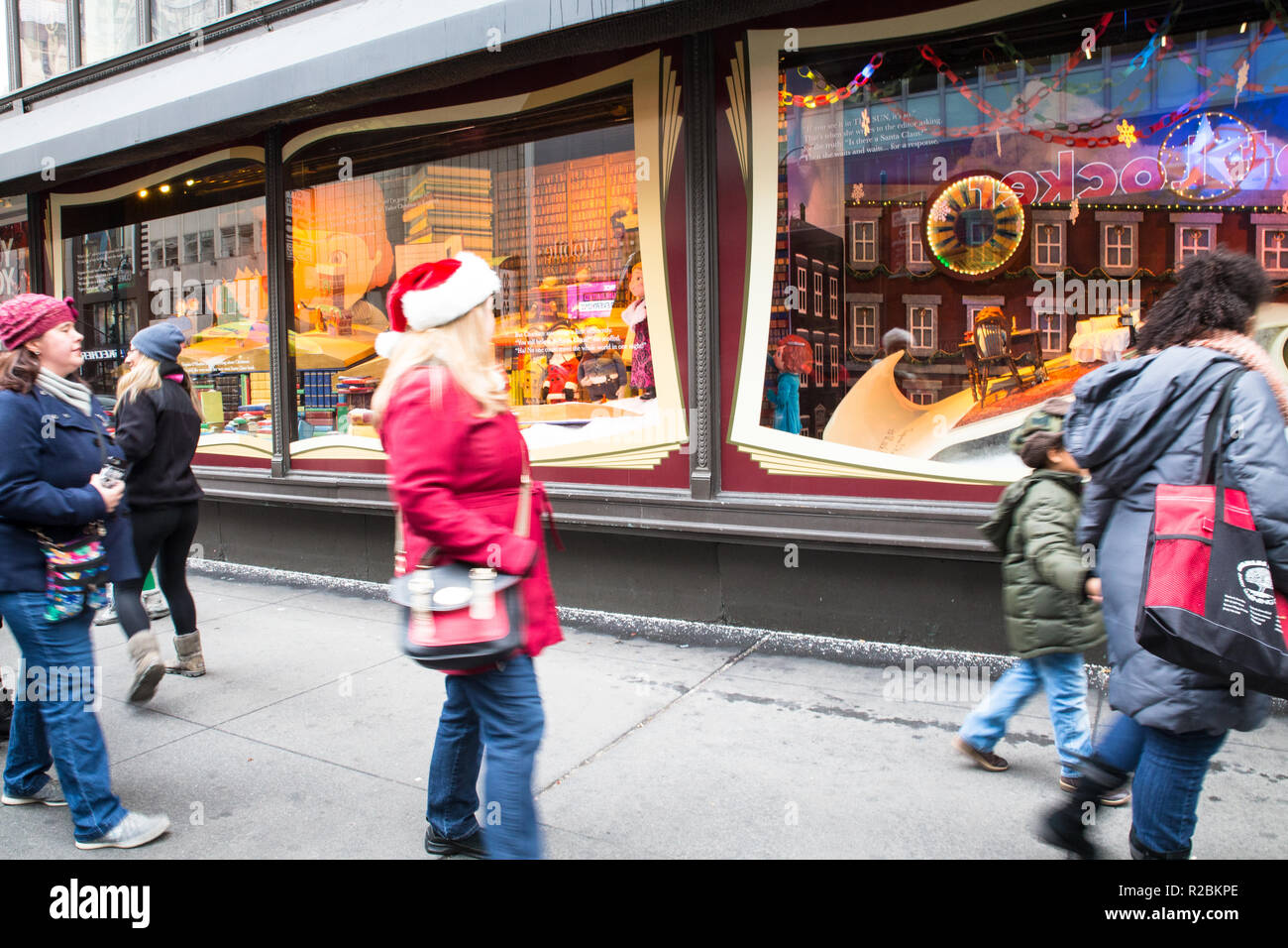 NEW YORK CITY - 17 décembre 2017 : scène de rue de Macy's Department Store à Herald Square à Manhattan, avec maison de vitrines et les gens. Banque D'Images