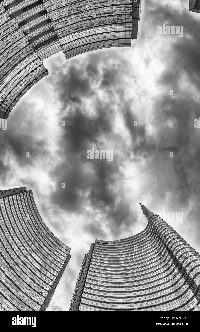 MILAN - 30 mars : La vue de bas en haut de la tour d'Unicredit, complexe de gratte-ciel emblématique, partie d'un groupe de bâtiments d'affaires à Piazza Gae Aule Banque D'Images