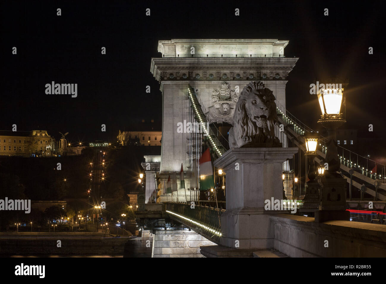 Pont des chaînes avec drapeau hongrois de nuit Budapest, Hongrie Banque D'Images