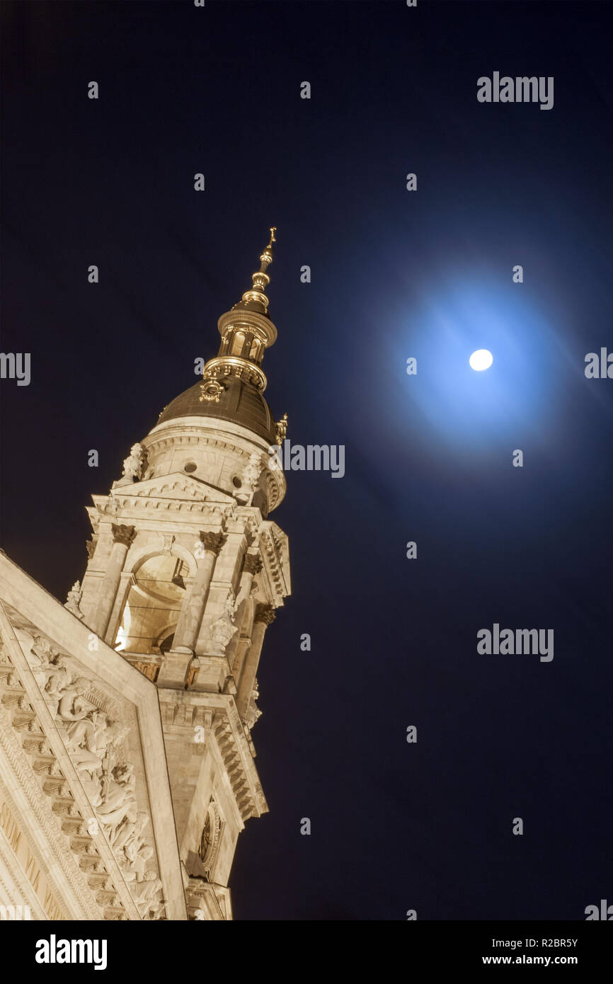 Basilique de Saint-Etienne contre la pleine lune Banque D'Images