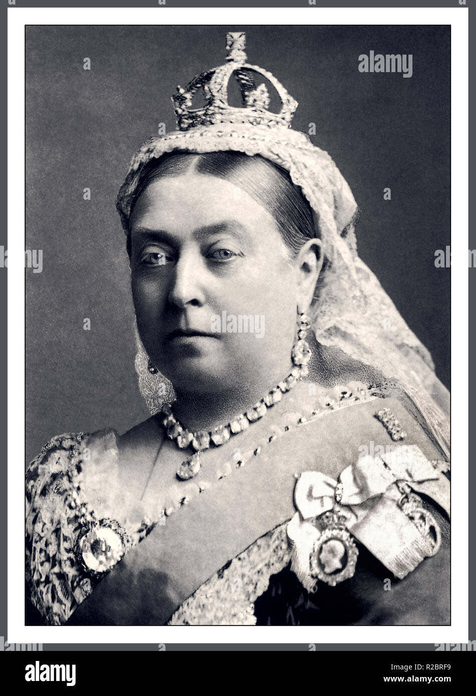 La reine Victoria 1887 monarque britannique studio portrait officiel portant le collier et boucles d'couronnement, petit-Couronne de diamants et de Koh-i-noor la petite broche couronne de diamants de la reine Victoria est une miniature de la couronne impériale et de l'état faite à la demande de la reine Victoria en 1870 pour porter sur son cap de veuve à la suite du décès de son mari, le Prince Albert. C'était peut-être l'état le plus associé avec la reine et est un des joyaux de la Couronne sur l'affichage public dans la Jewel House à la Tour de Londres. Photographe/Bassano Banque D'Images