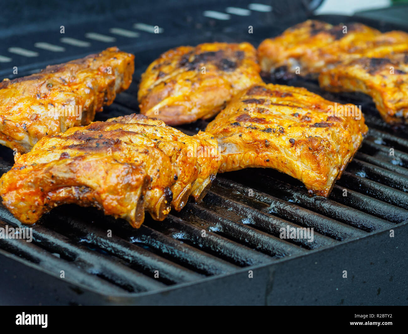 Côtes levées barbecue sur le grill Banque D'Images
