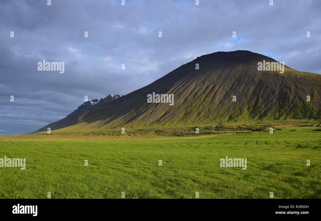 Paysage islandais près du pot chaud sur Grettislaug Skagi peninsula. Une montagne Sandfell nommé dans le soleil du soir. Banque D'Images