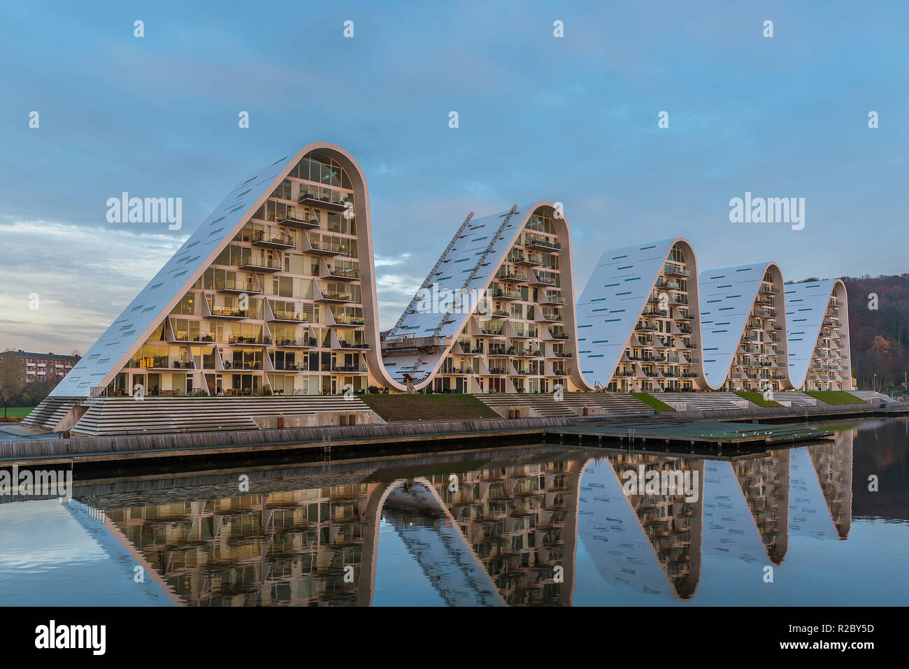 Maison moderne, design danois 5 watwerfront vagues dans la lumière du matin se reflétant dans la mer, Vejle, Danemark, le 15 novembre 2018 Banque D'Images