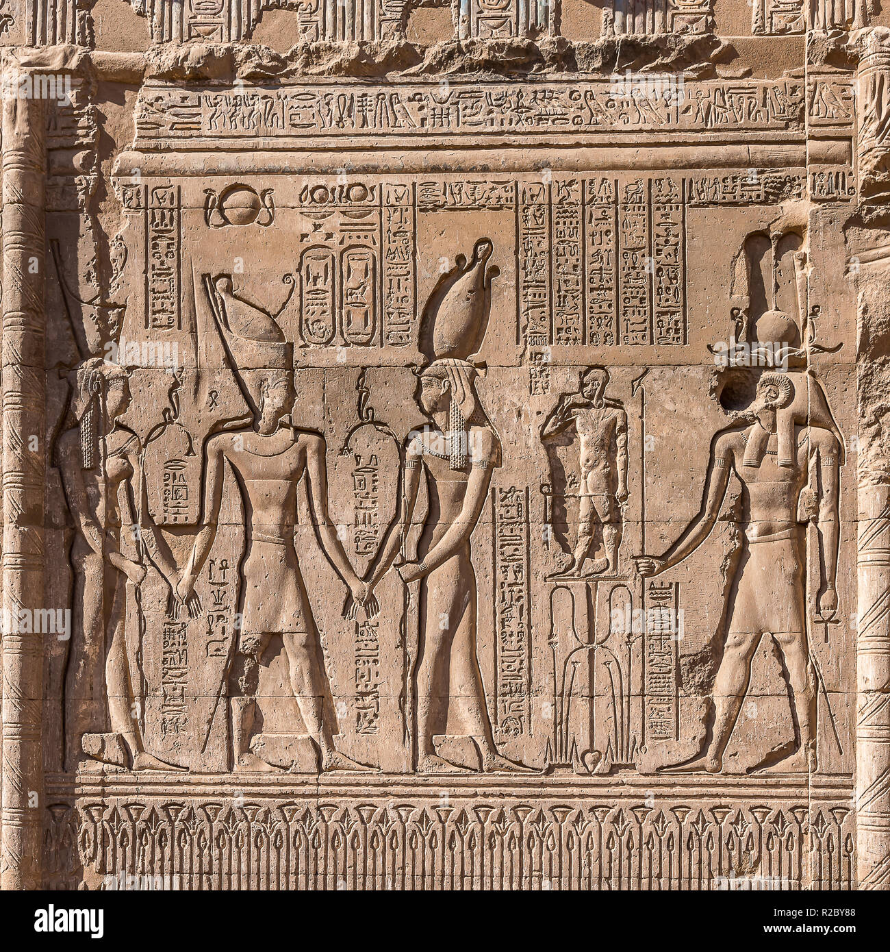 Reliefs muraux et les hiéroglyphes du Temple d'Esna, Egypte, Octobre 26, 2018 Banque D'Images