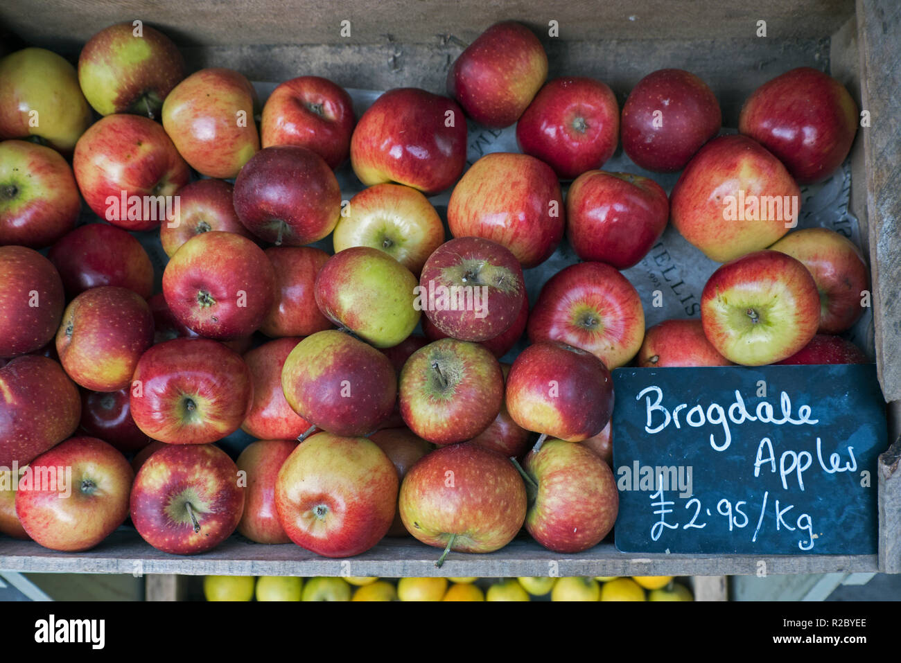 Brogdale cultivé des pommes à vendre à Stockbridge, Édimbourg, Écosse, Royaume-Uni. Banque D'Images