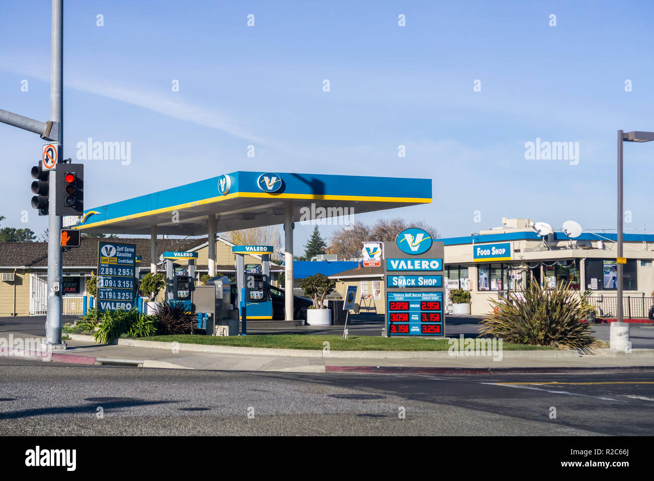 Le 27 décembre 2017 Santa Clara / CA / USA - Valero gas station située dans la baie de San Francisco Banque D'Images