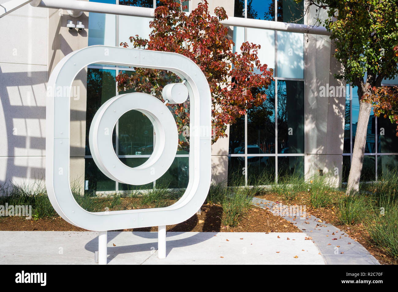 Décembre 27, 2017 Menlo Park / CA / USA - logo Instagram devant les bureaux situé dans la Silicon Valley, Instagram est administré par Facebook Banque D'Images