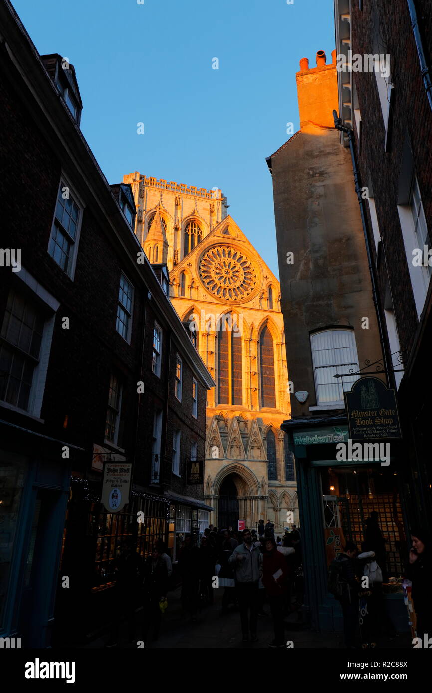 Le toit de la cathédrale de York dans Yorkshire du Nord émet une lumière dorée au coucher du soleil. Banque D'Images