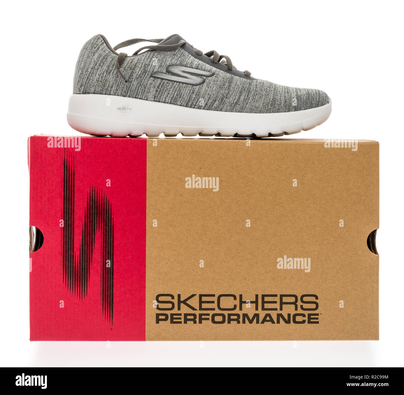 Winneconne, WI - 30 octobre 2018 : Un Skechers chaussures avec une chaussure Skechers assis sur le dessus de celui-ci sur un fond isolé. Banque D'Images