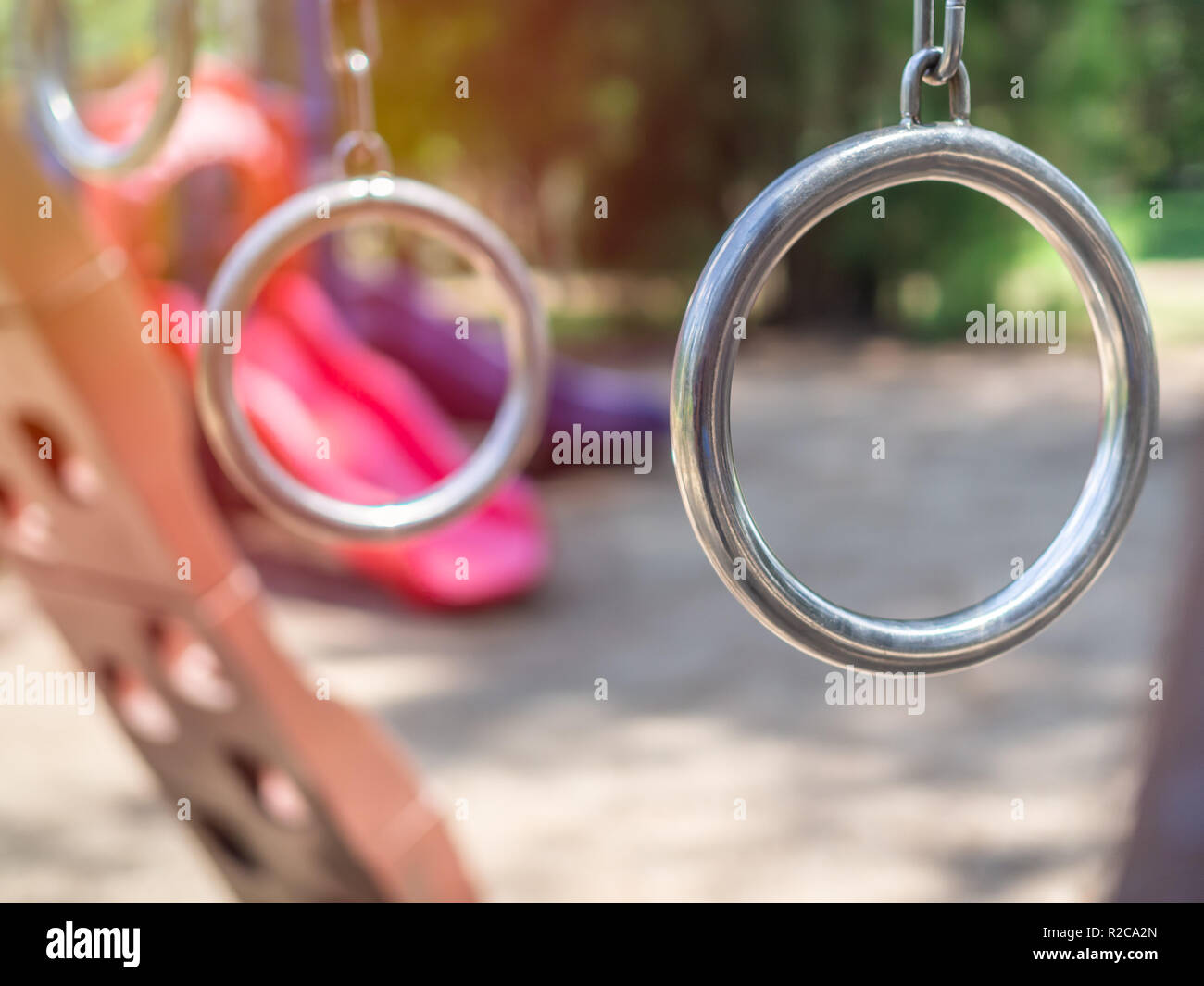 Anneaux de gymnastique en métal gros plan de jeu. Banque D'Images