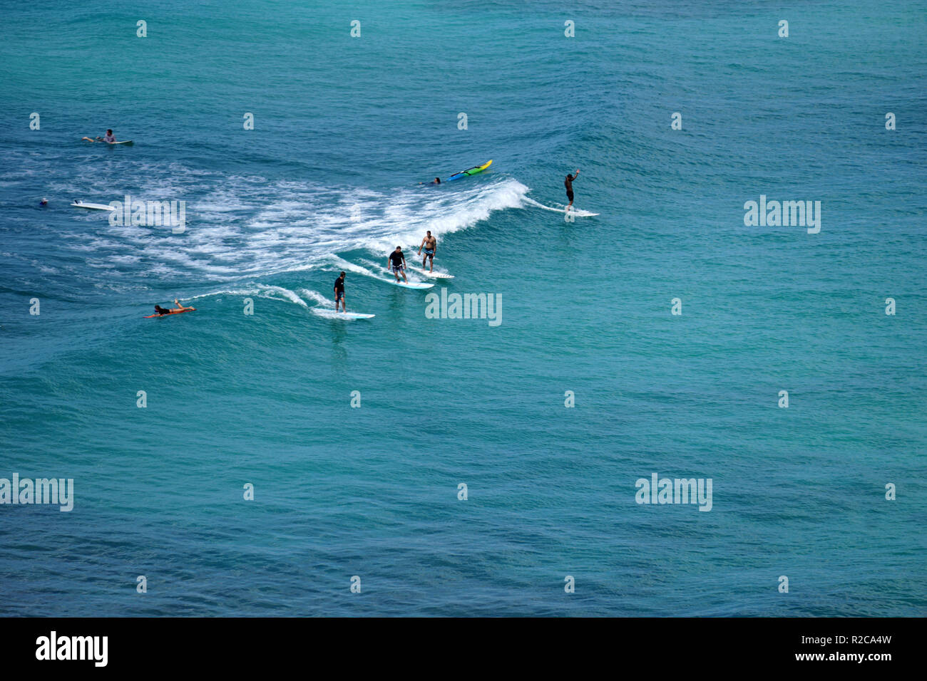 Les surfeurs sur la plage de Waikiki à Honolulu Banque D'Images