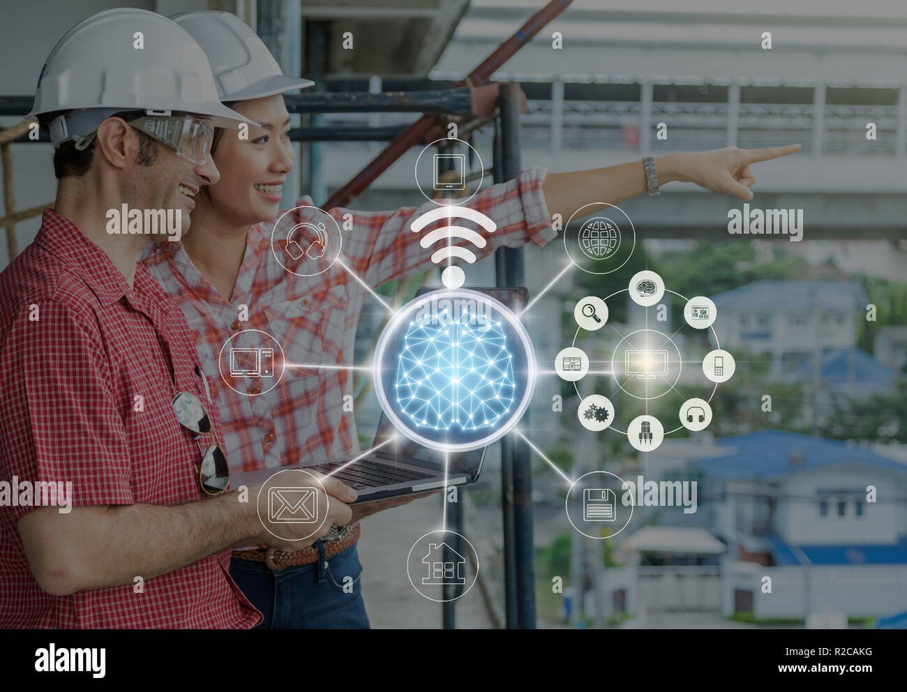 Les ingénieurs de construction professionnels heureux de travailler avec les collègues d'équipe et de la technologie au cours de l'ordinateur portable à la chaîne omni multicanal b Banque D'Images
