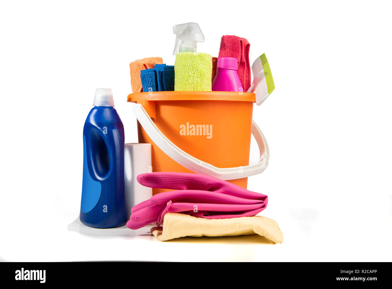 Seau avec produits et outils de nettoyage isolated over white background Banque D'Images