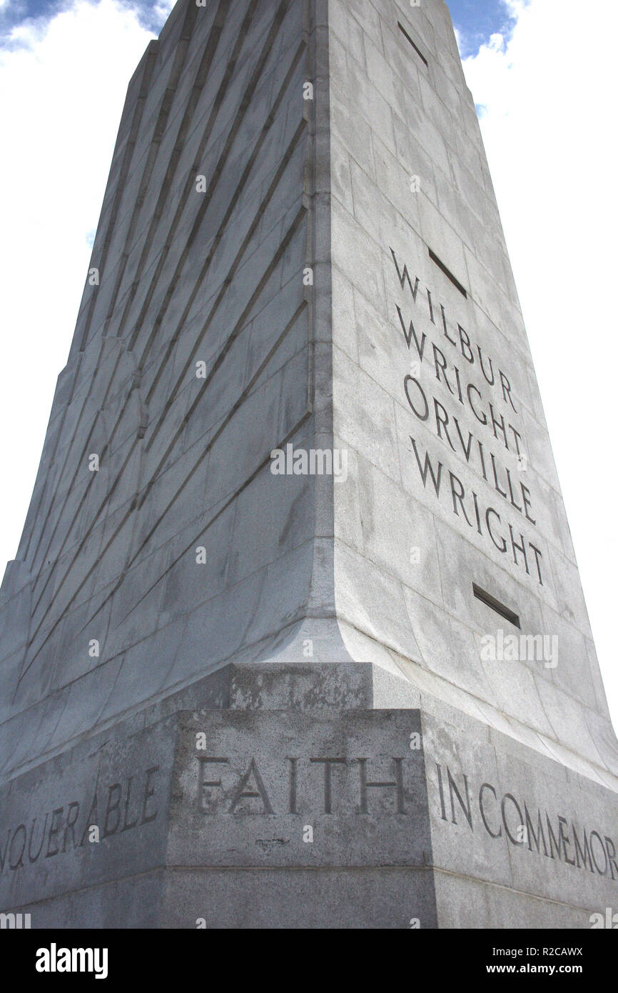 Monument à la premier vol à Wright Brothers National Memorial à Kitty Hawk Banque D'Images