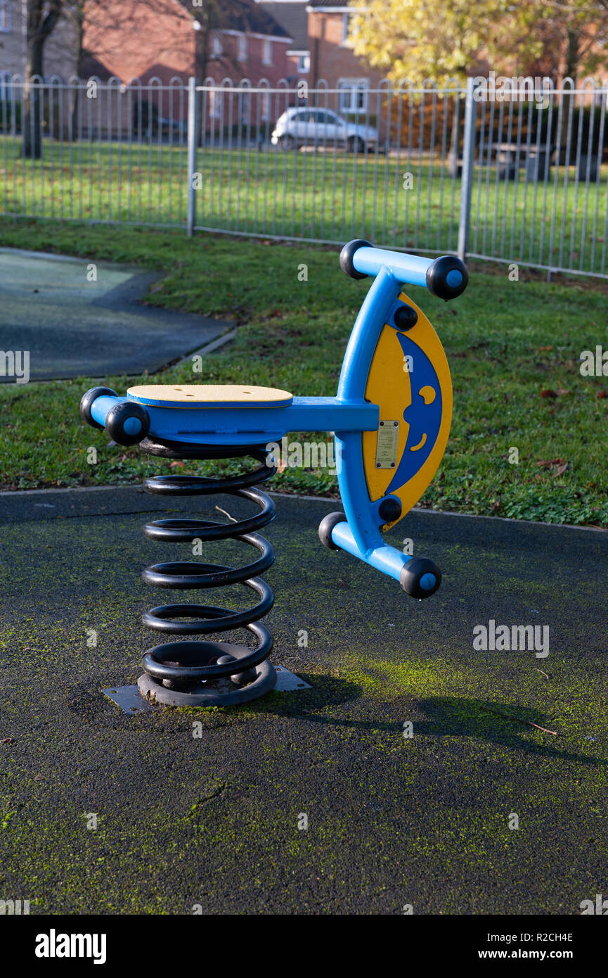 L'équipement de jeu pour enfants dans le parc local, Westbury, Wiltshire, Royaume-Uni. Banque D'Images