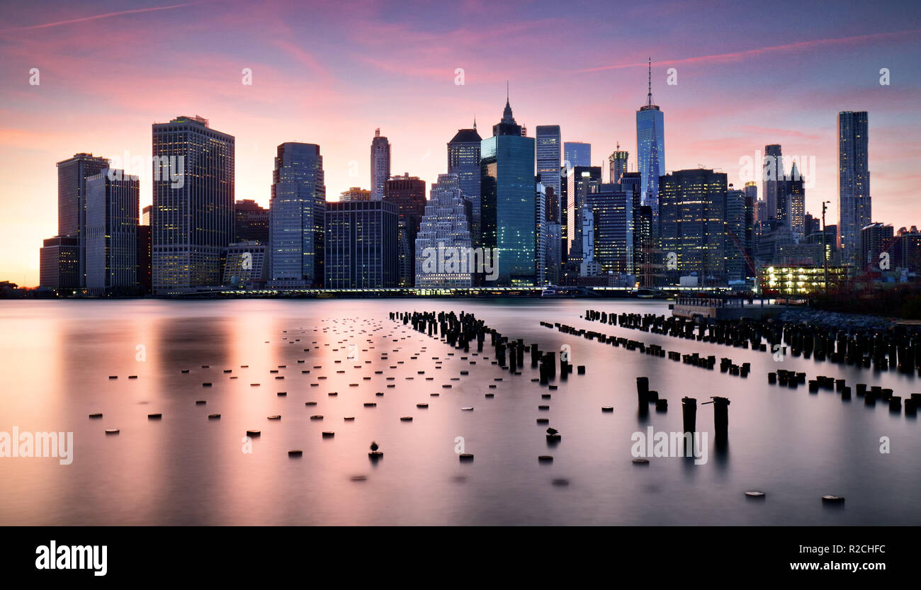 Skyilne Manhattan, New York City au coucher du soleil. Banque D'Images