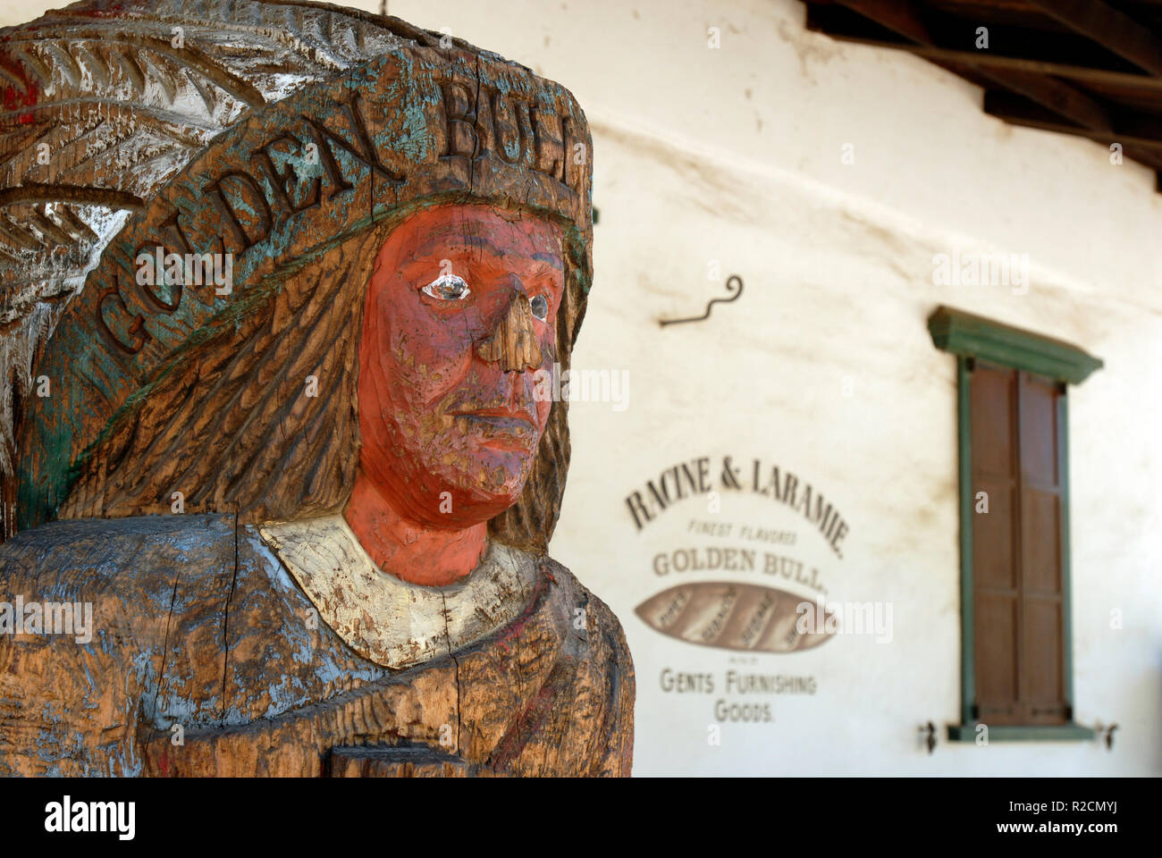 Un magasin de cigares statue indienne d'or de la publicité du tabac Bull est à l'Racine & tabac Laramie dans Old Town San Diego State Historic Park. Banque D'Images