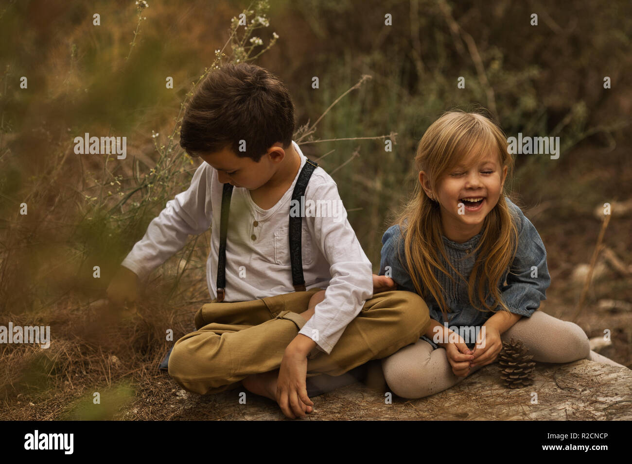 Happy kids sitting in nature Banque D'Images