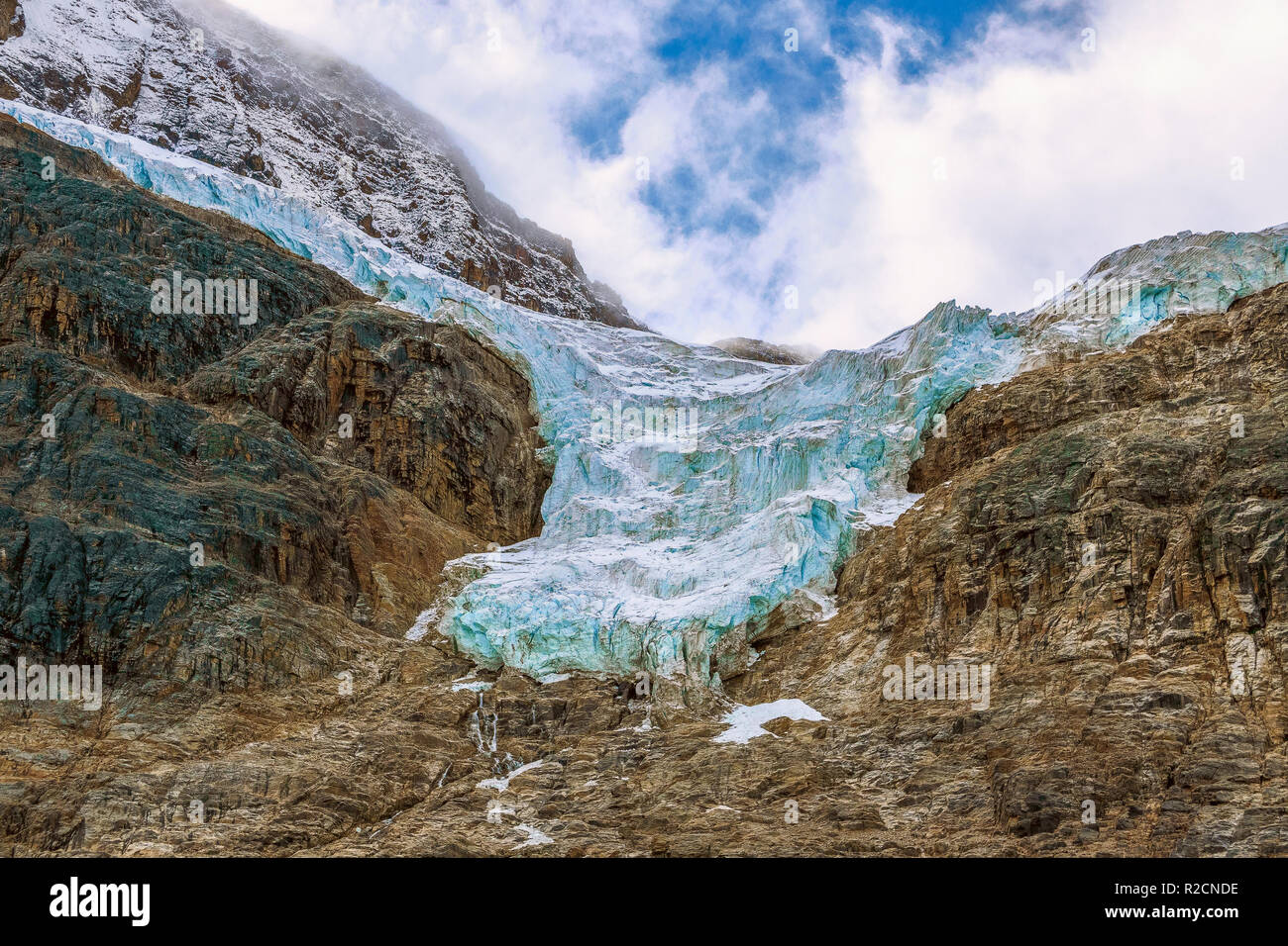 Le Glacier Angel se trouve sur la face nord du mont Edith Cavell, dans le parc national Jasper. L'Alberta. Canada Banque D'Images Le Glacier Angel se trouve sur la face nord du mont Edith Cavell, dans le parc national Jasper. L'Alberta. Canada Banque D'Images