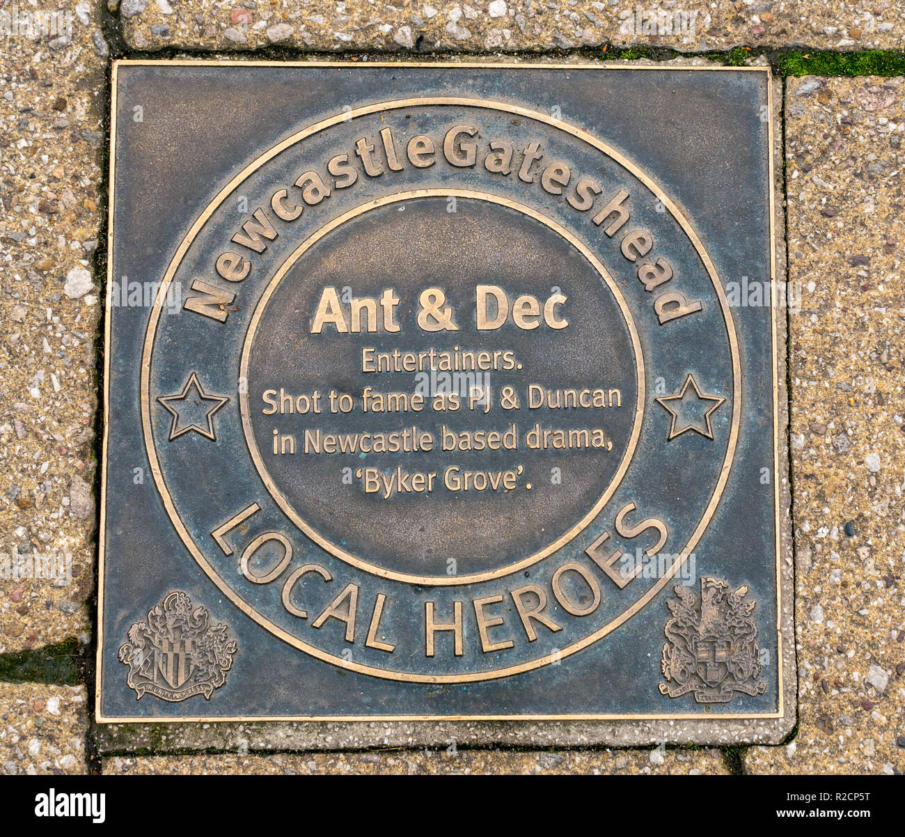 Plaque de bronze en l'honneur et Newcastle Gateshead inspirant les gens de ces 60 dernières années, Ant & Dec, quai. Newcastle Upon Tyne, England, UK Banque D'Images