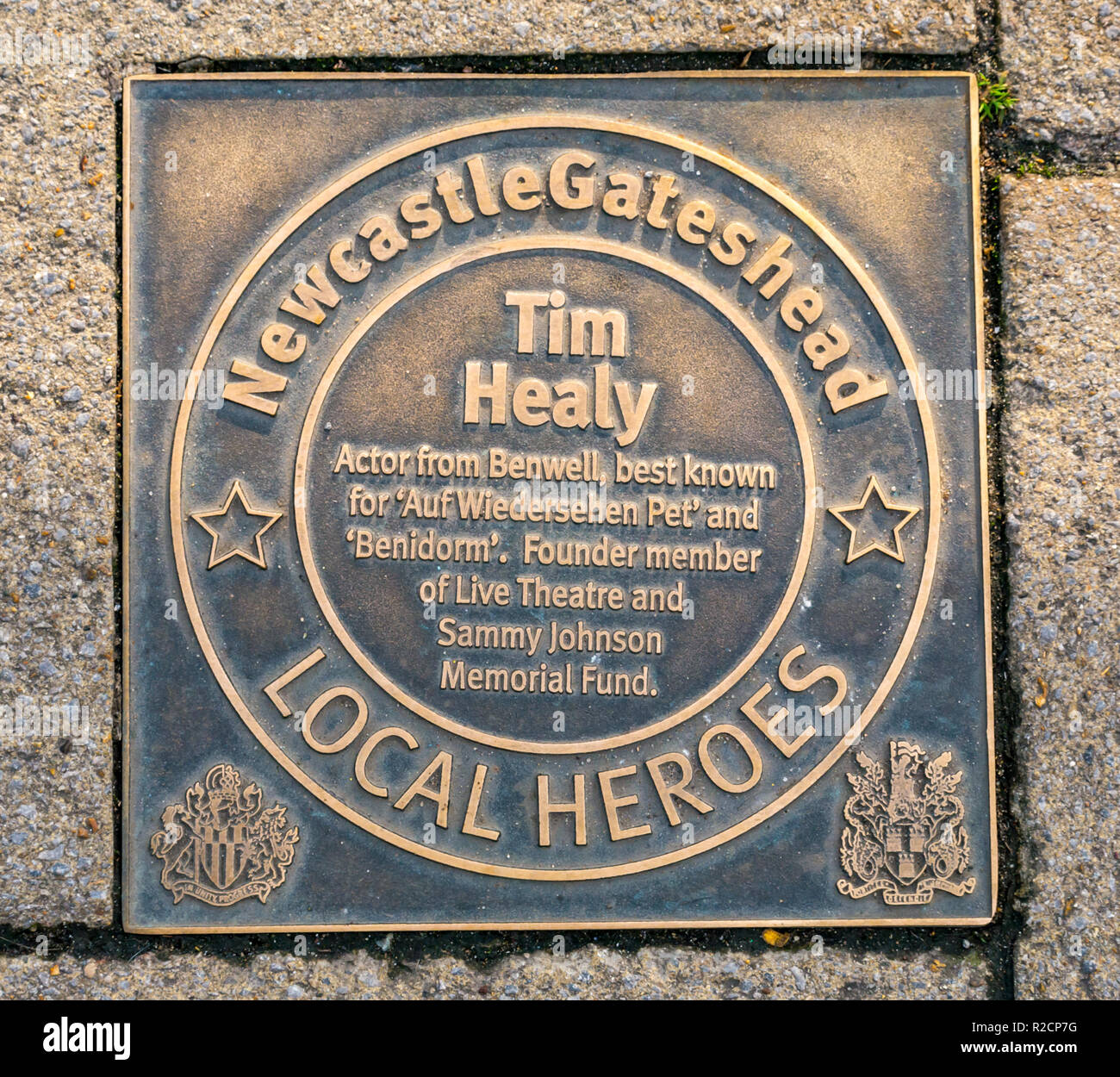Plaque de bronze en l'honneur et Newcastle Gateshead inspirant les gens de ces 60 dernières années, Tim Healy, quai. Newcastle Upon Tyne, England, UK Banque D'Images