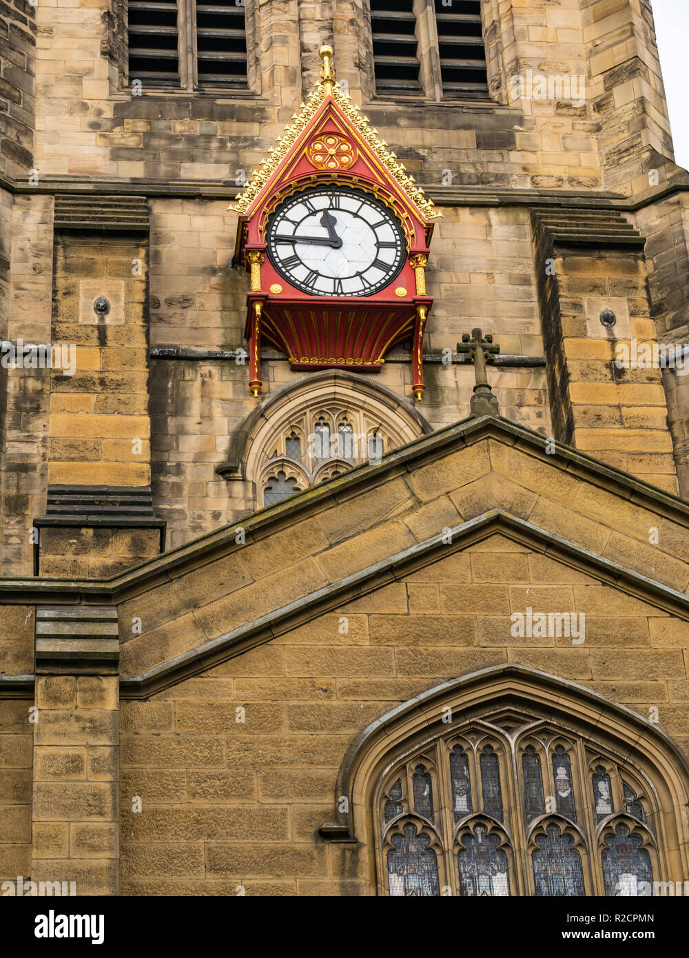 Horloge en bois orné inhabituelle sur flèche de cathédrale Saint-Nicolas, Newcastle upon Tyne, England, UK Banque D'Images