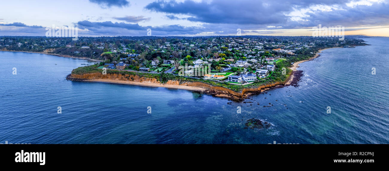 Panorama de l'antenne de logements de luxe sur les côtes de la Péninsule de Mornington, au coucher du soleil Banque D'Images